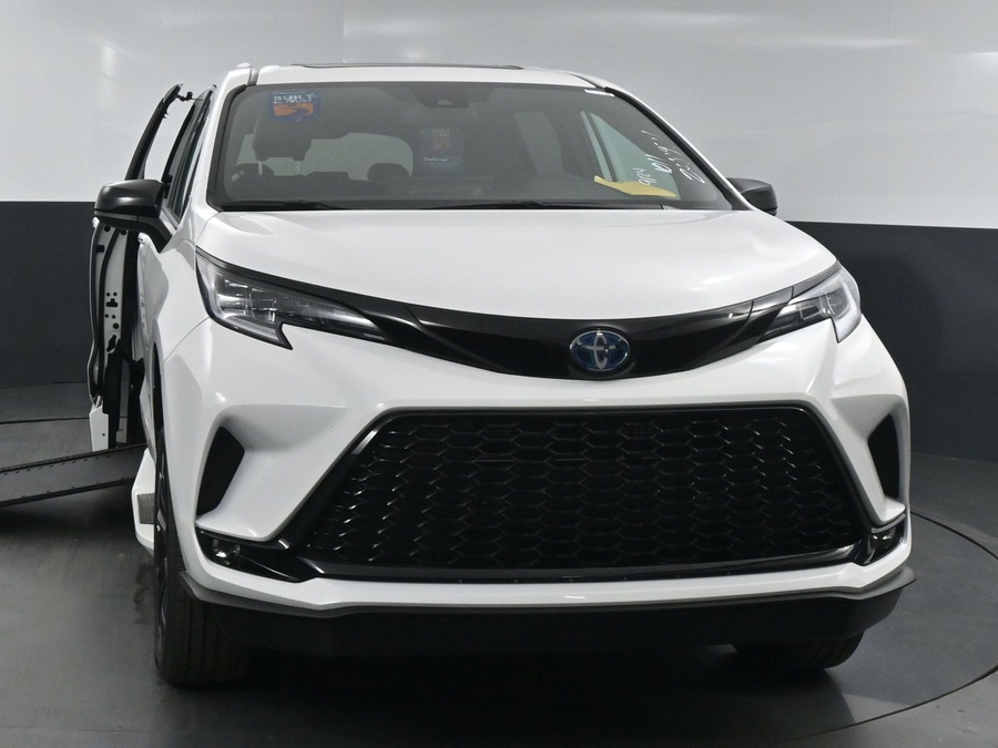 New 2025 Toyota Sienna Hybrid XSE Sport - BraunAbility Side Entry Entry In Floor Automatic Ramp
