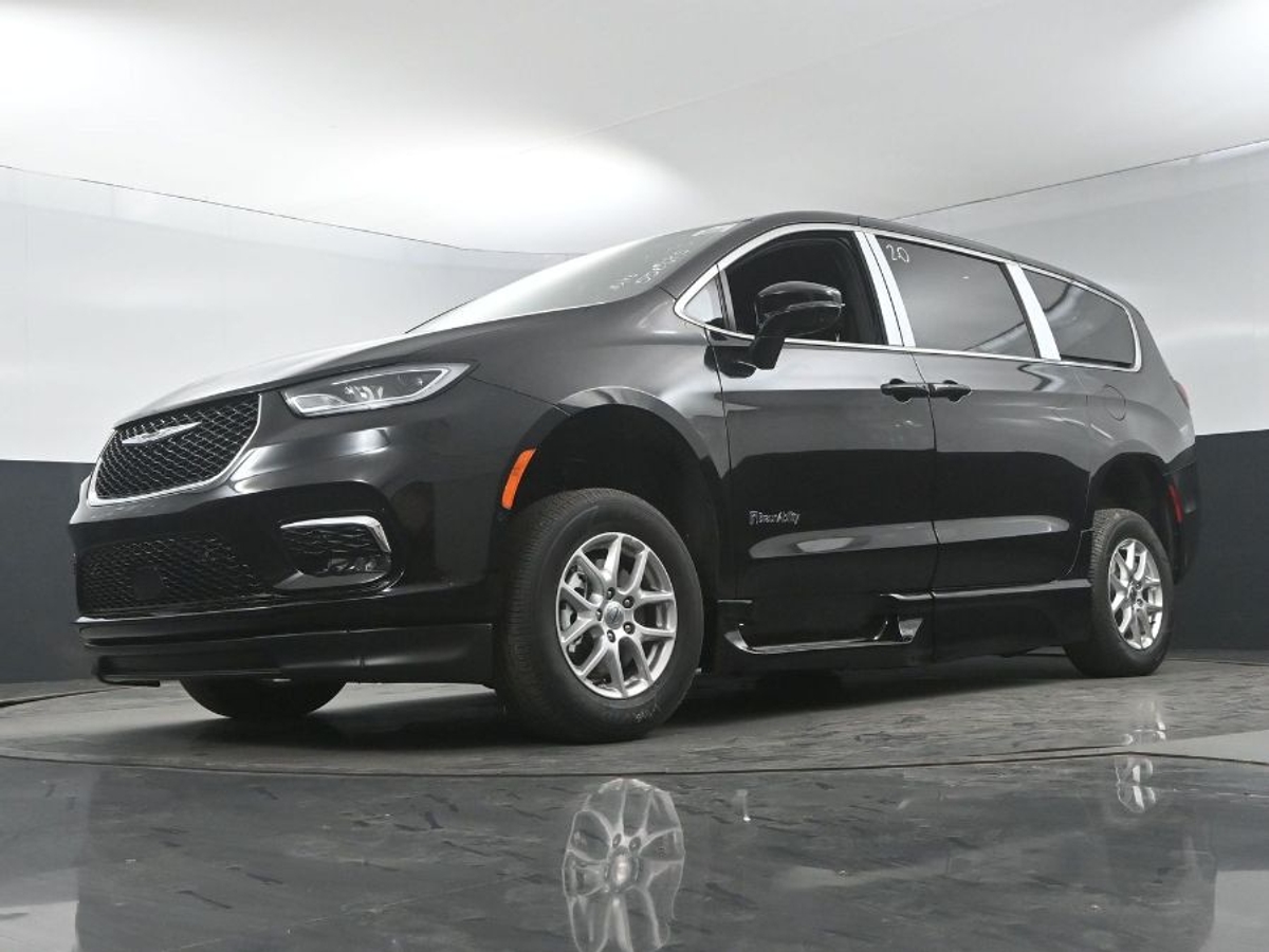 Black Chrysler Pacifica image number 19