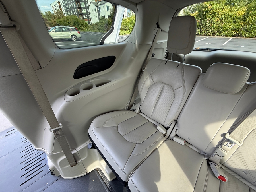 Used 2021 Chrysler Voyager LXi - BraunAbility Side Entry Fold Out Automatic Ramp