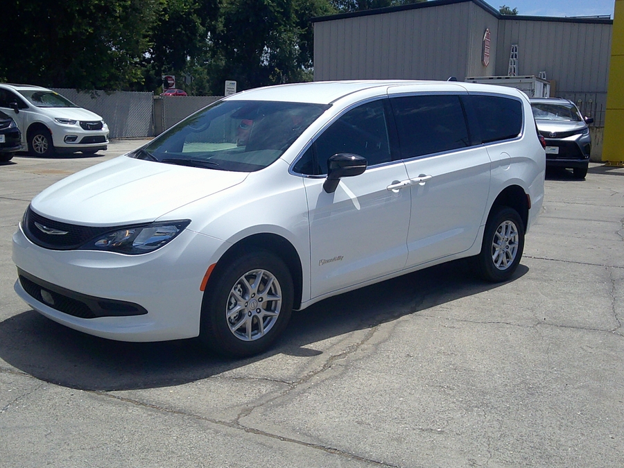 White Chrysler Voyager image number 3