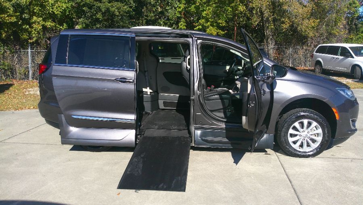 2023 Chrysler Pacifica Touring L's photo