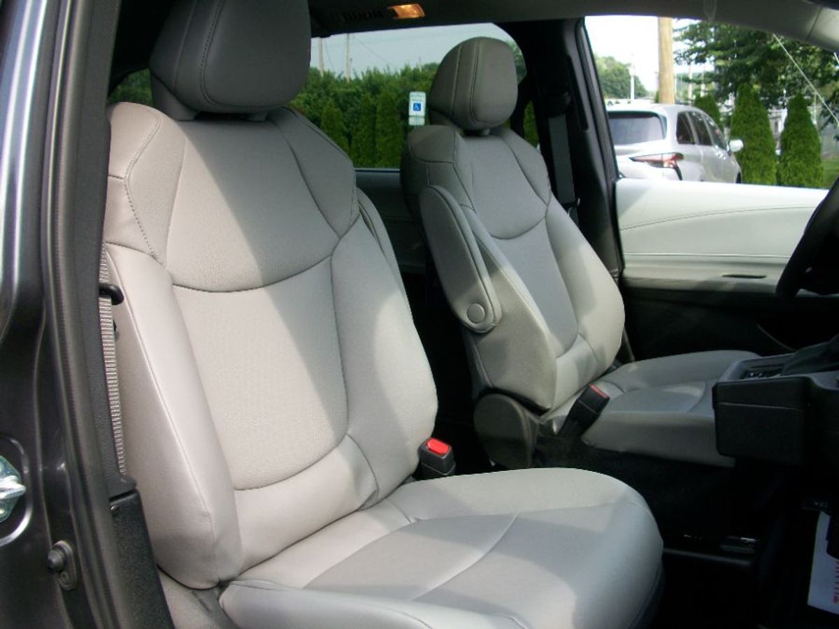 Grey Toyota Sienna image number 22