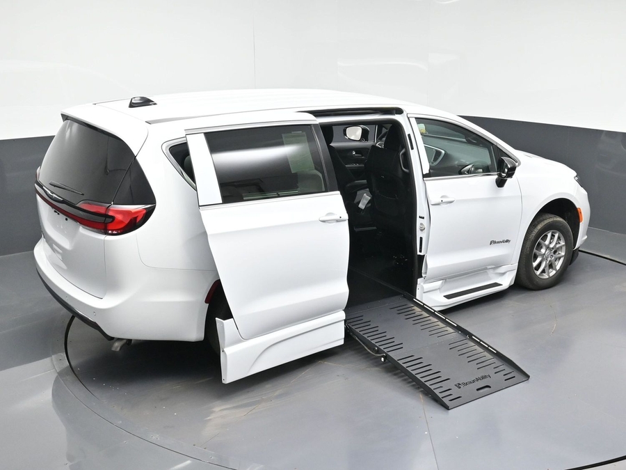 White Chrysler Pacifica image number 22