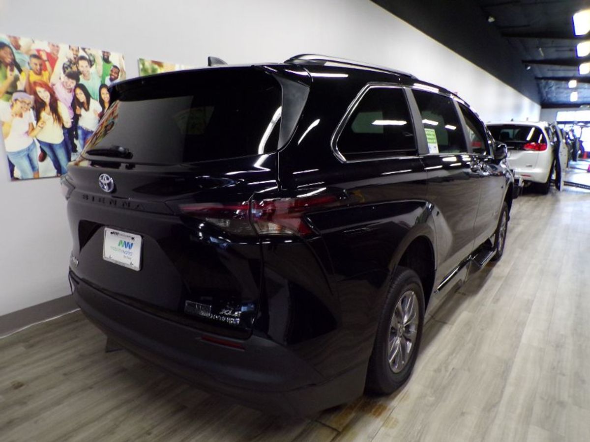 Black Toyota Sienna image number 5