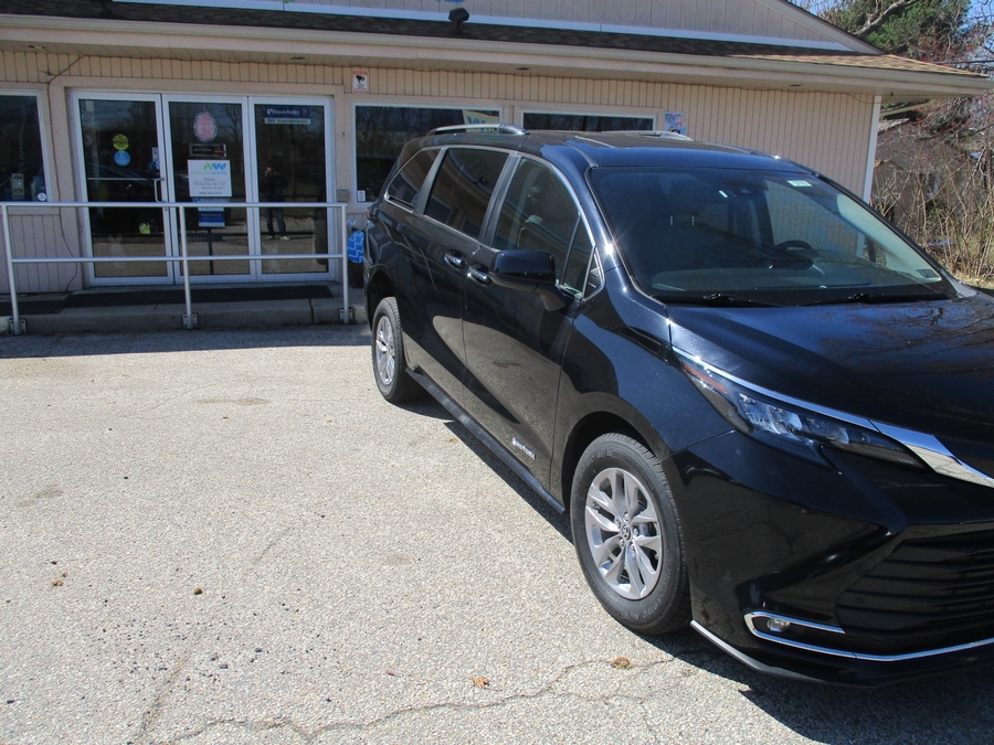 Black Toyota Sienna image number 2