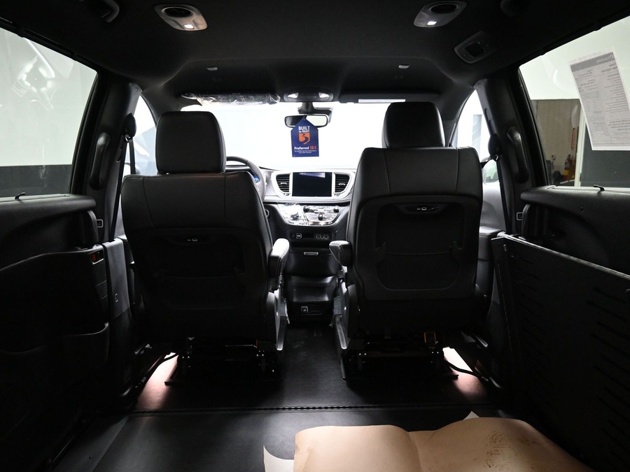 Black Chrysler Pacifica image number 14