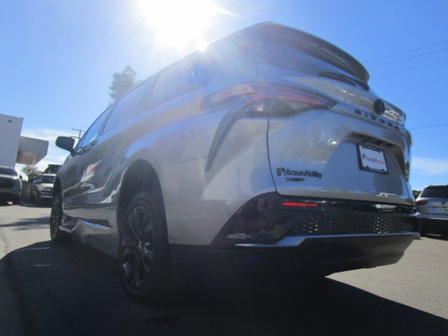 New 2025 Toyota Sienna Hybrid XSE Sport - BraunAbility Side Entry Entry Fold Out Automatic Ramp
