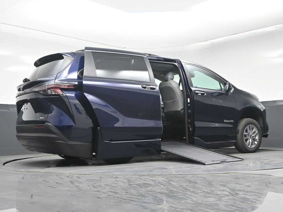 New 2026 Toyota Sienna Hybrid XLE Base - BraunAbility Side Entry In Floor Automatic Ramp