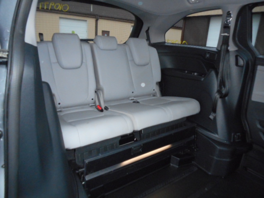 Silver Honda Odyssey image number 18