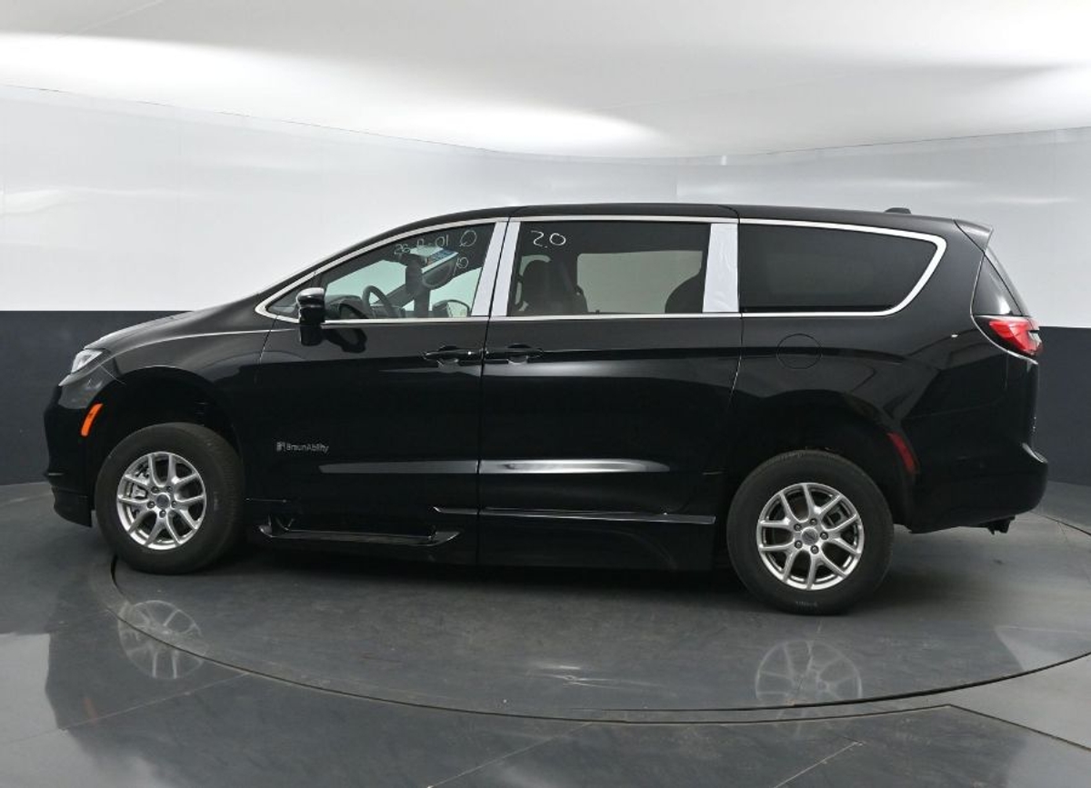 Black Chrysler Pacifica image number 3