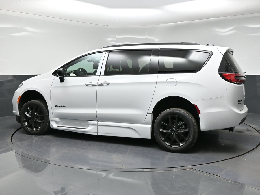 White Chrysler Pacifica image number 1