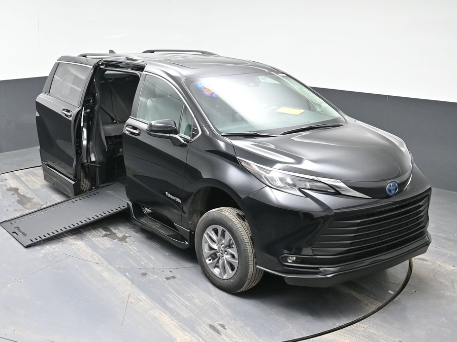 Black Toyota Sienna image number 22