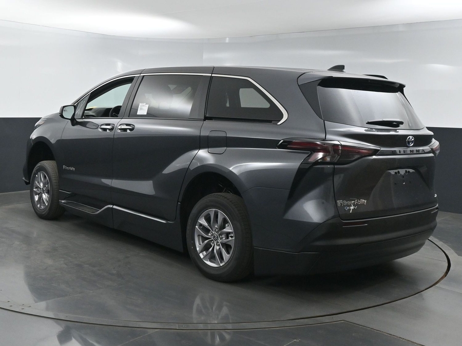 New 2025 Toyota Sienna Hybrid XLE Base - BraunAbility Side Entry Entry In Floor Automatic Ramp