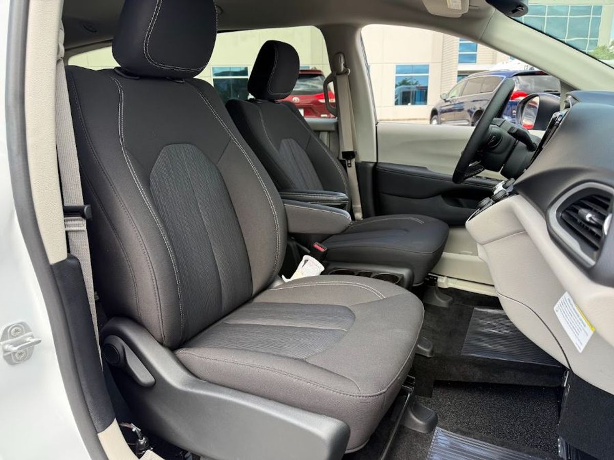 2024 CHRYSLER VOYAGER - Image 10