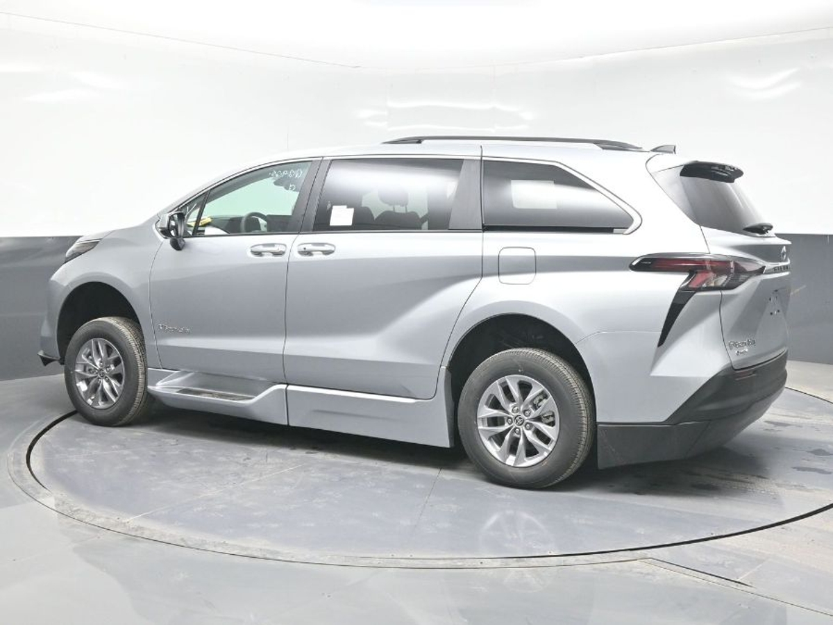 2025 TOYOTA SIENNA - Image 4