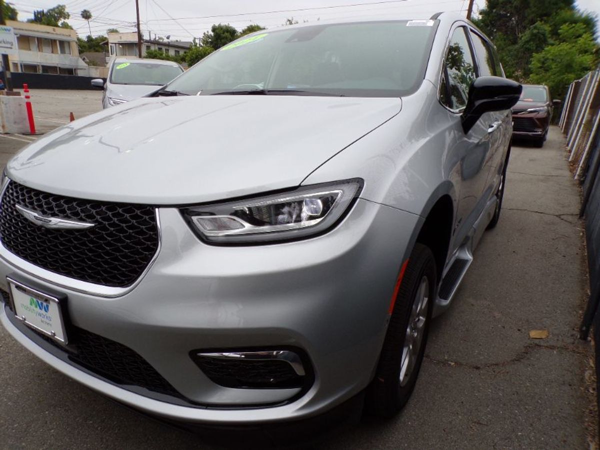 Silver Chrysler Pacifica image number 9