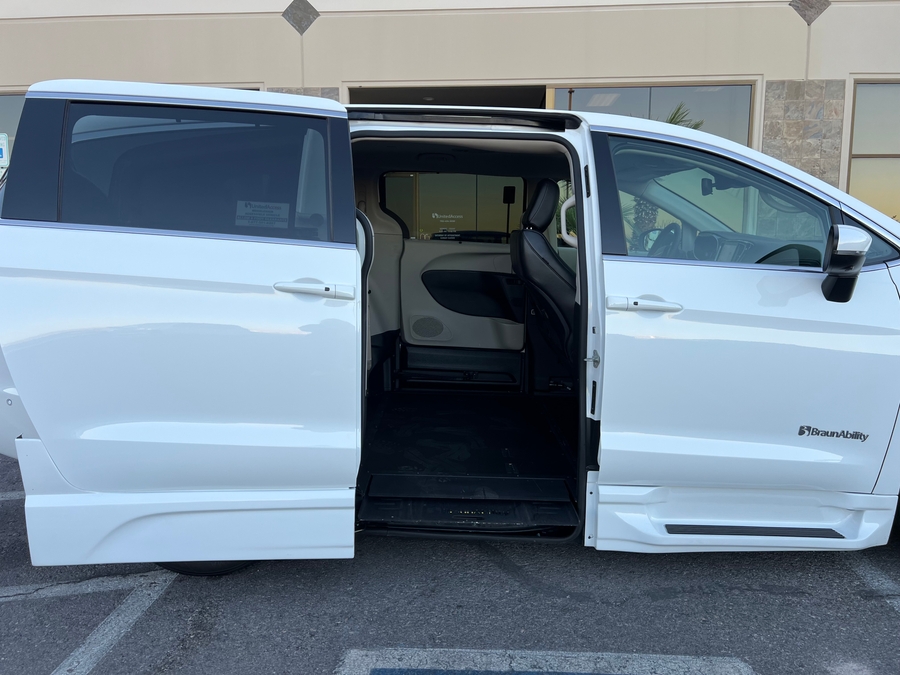 Used 2023 Chrysler Pacifica Touring L Safety - BraunAbility Side Entry Entry In Floor Automatic Ramp