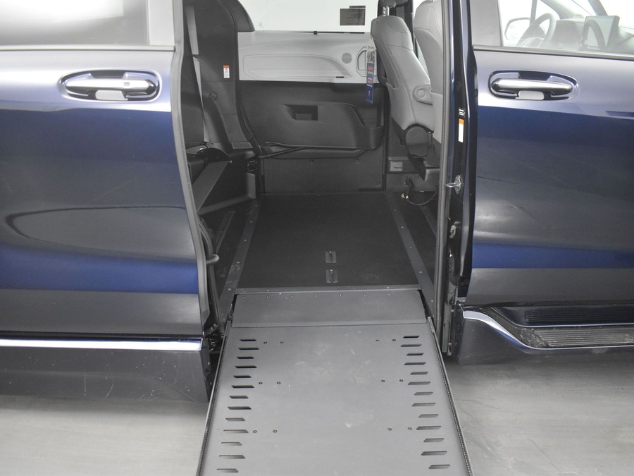 New 2025 Toyota Sienna Hybrid XLE Plus - BraunAbility Side Entry Entry In Floor Automatic Ramp
