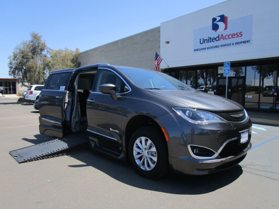 Used 2018 Chrysler Pacifica Touring L - BraunAbility Side Entry In Floor Automatic Ramp