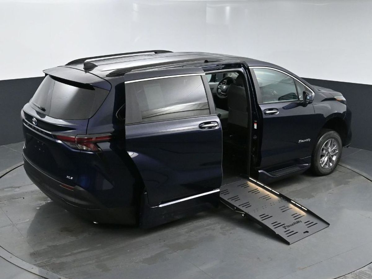 2025 TOYOTA SIENNA - Image 17