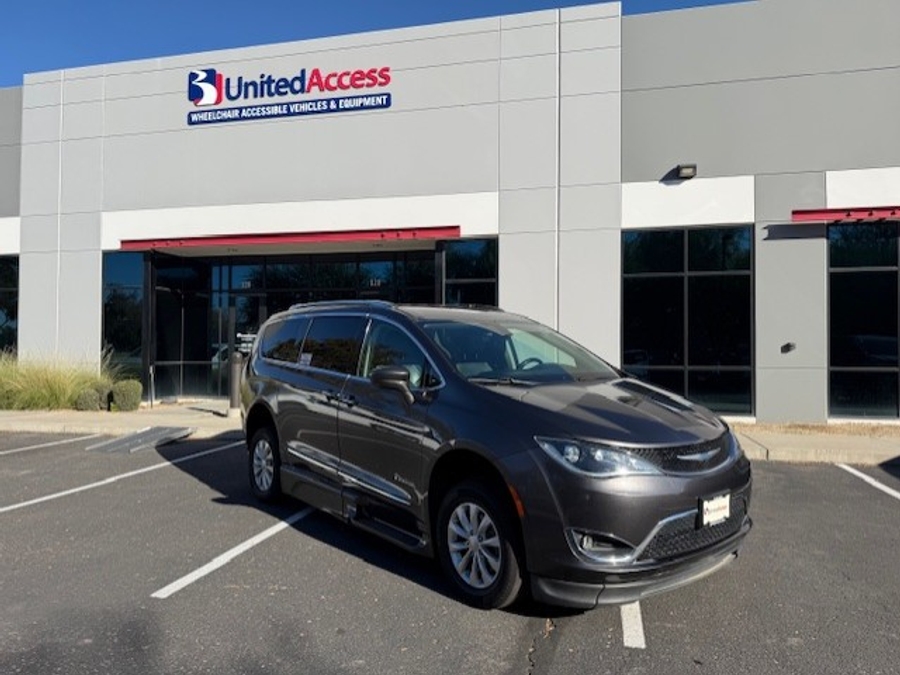 Used 2018 Chrysler Pacifica Touring L - BraunAbility Side Entry Entry Fold Out Automatic Ramp