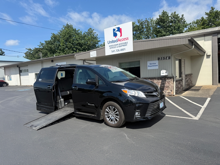 Used 2020 Toyota Sienna XLE Premium - BraunAbility Side Entry Entry In Floor Automatic Ramp