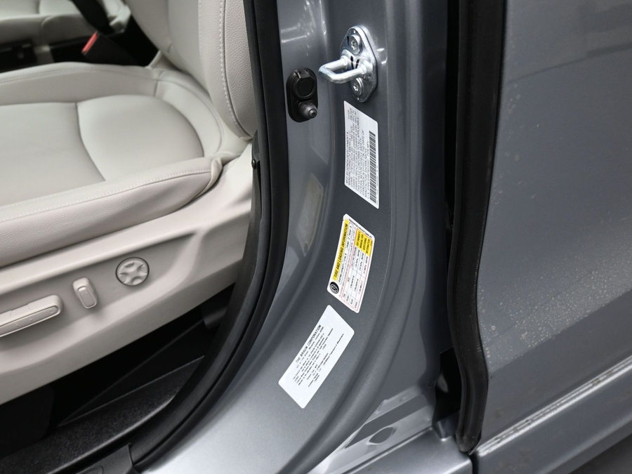 Silver Honda Odyssey image number 16