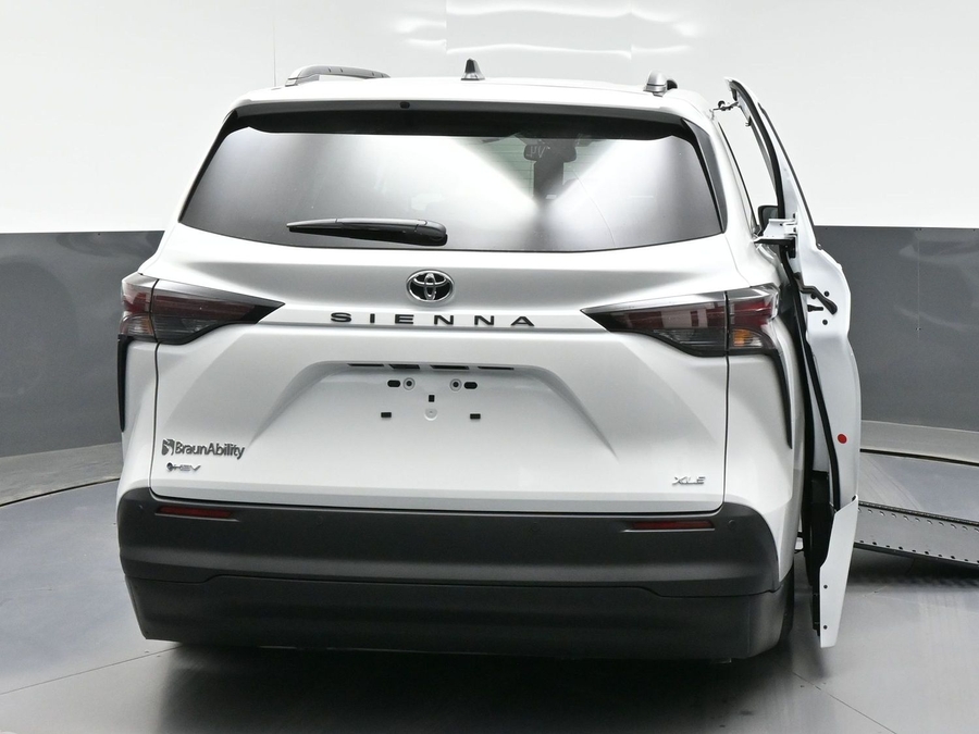 New 2026 Toyota Sienna Hybrid XLE Base - BraunAbility Side Entry Entry In Floor Automatic Ramp
