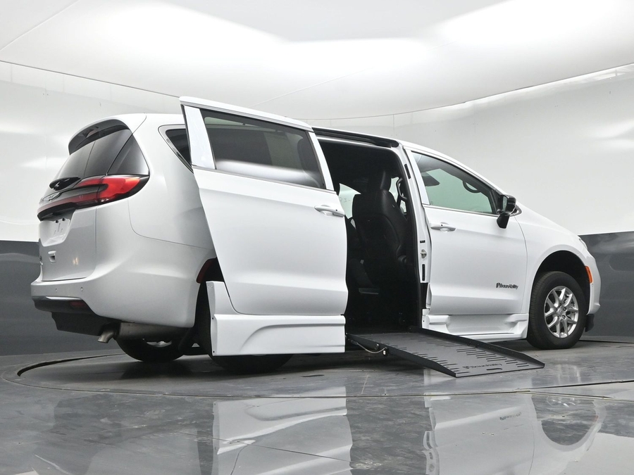 New 2026 Chrysler Pacifica Select Safety - BraunAbility Side Entry Fold Out Automatic Ramp