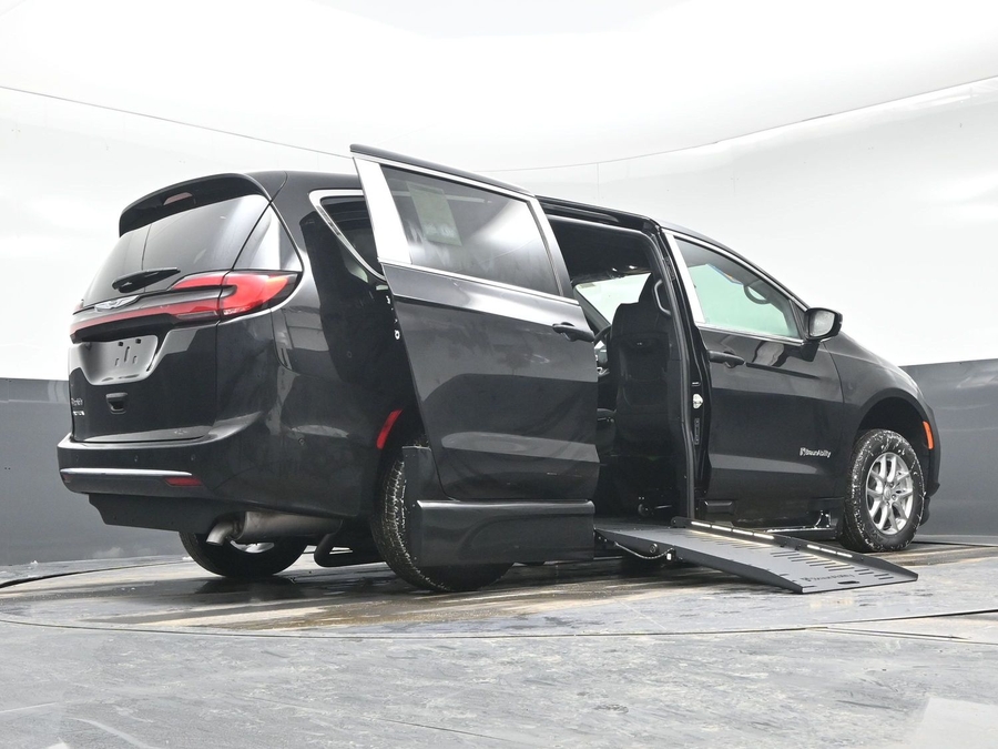 Black Chrysler Pacifica image number 25