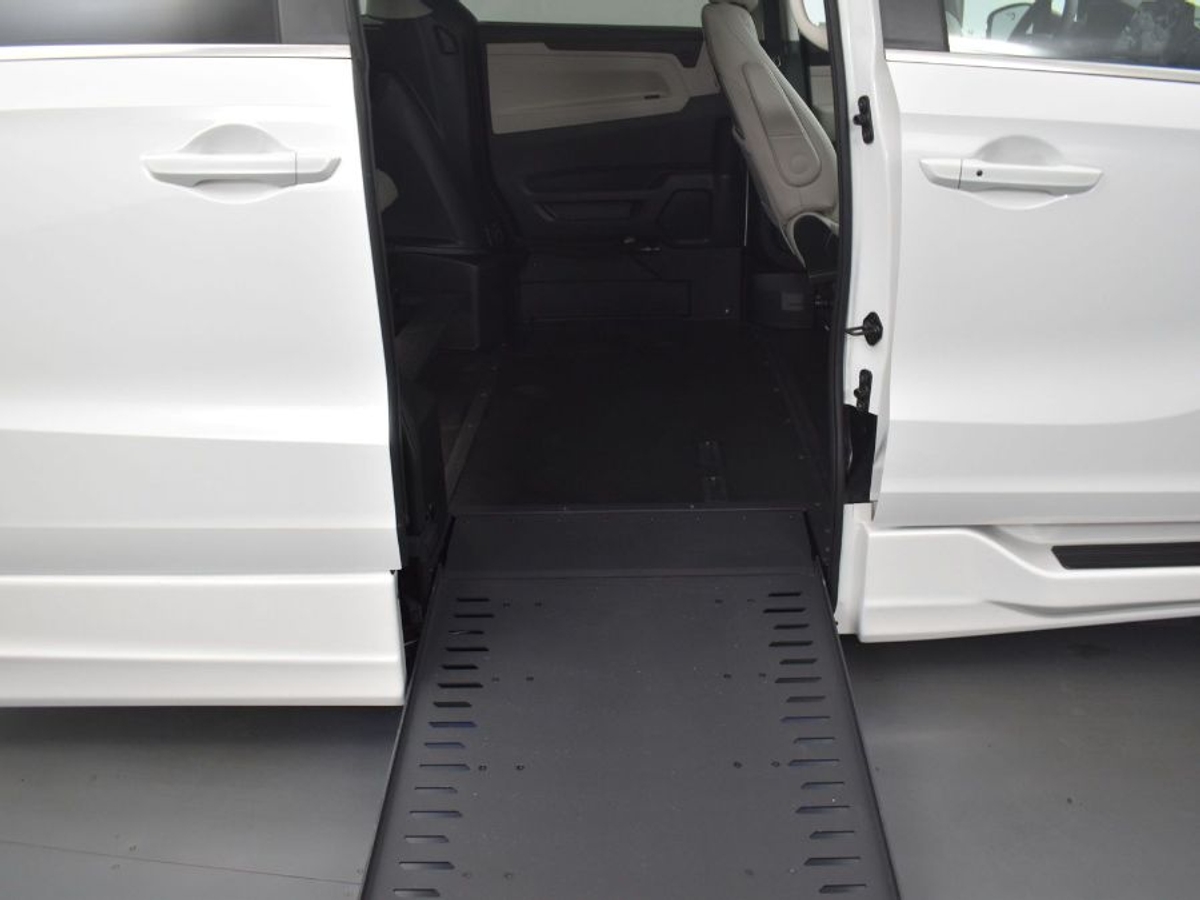 White Honda Odyssey image number 11