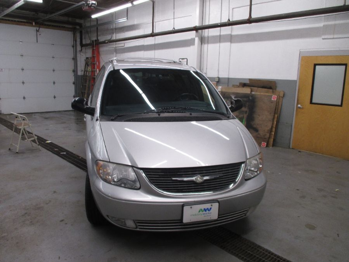 2003 CHRYSLER TOWN AND COUNTRY - Image 2