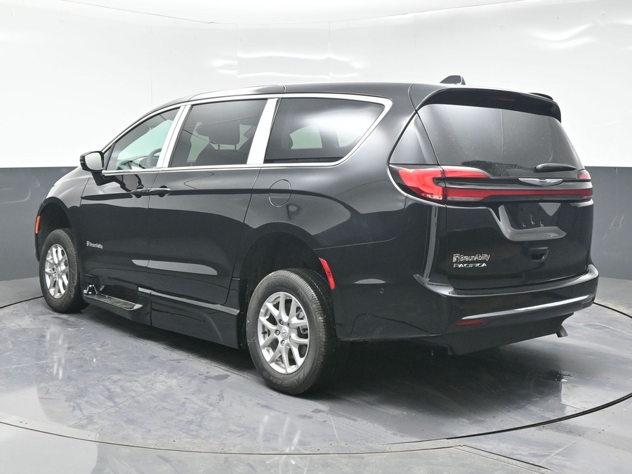 New 2025 Chrysler Pacifica Select Safety - BraunAbility Side Entry Entry Fold Out Automatic Ramp