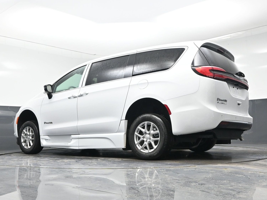 White Chrysler Pacifica image number 17