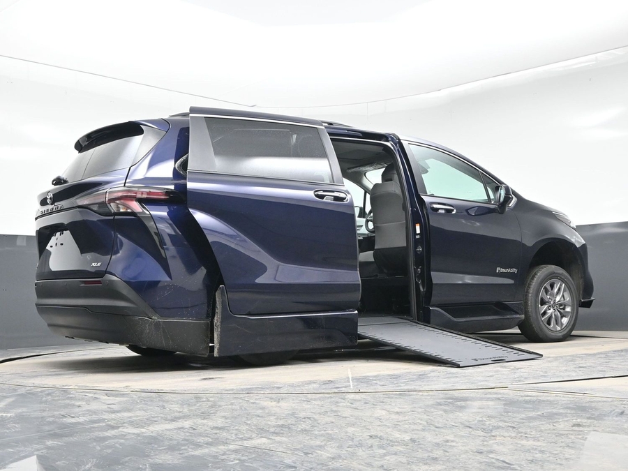 New 2026 Toyota Sienna Hybrid XLE Base - BraunAbility Side Entry In Floor Automatic Ramp
