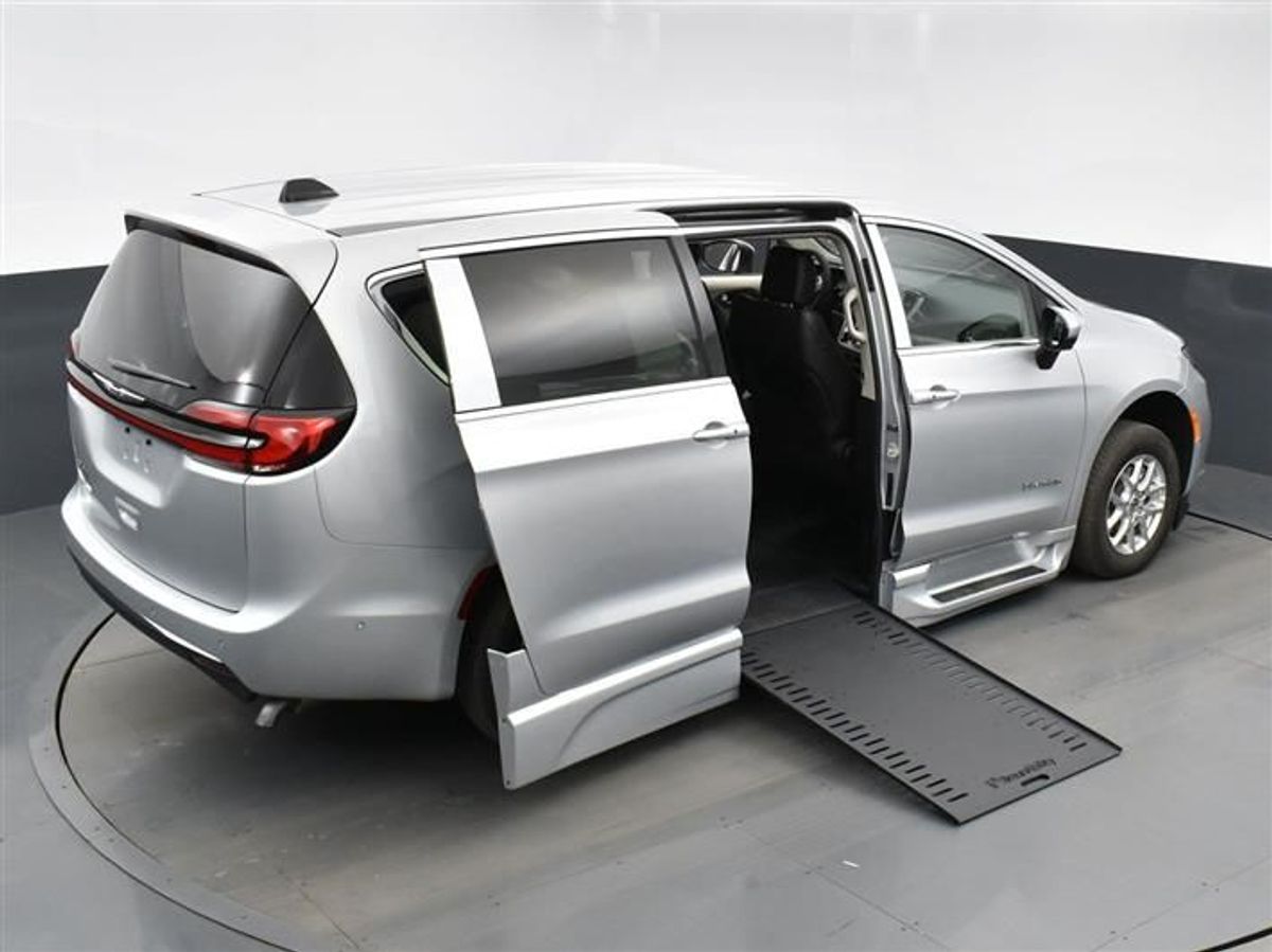 Silver Chrysler Pacifica image number 23