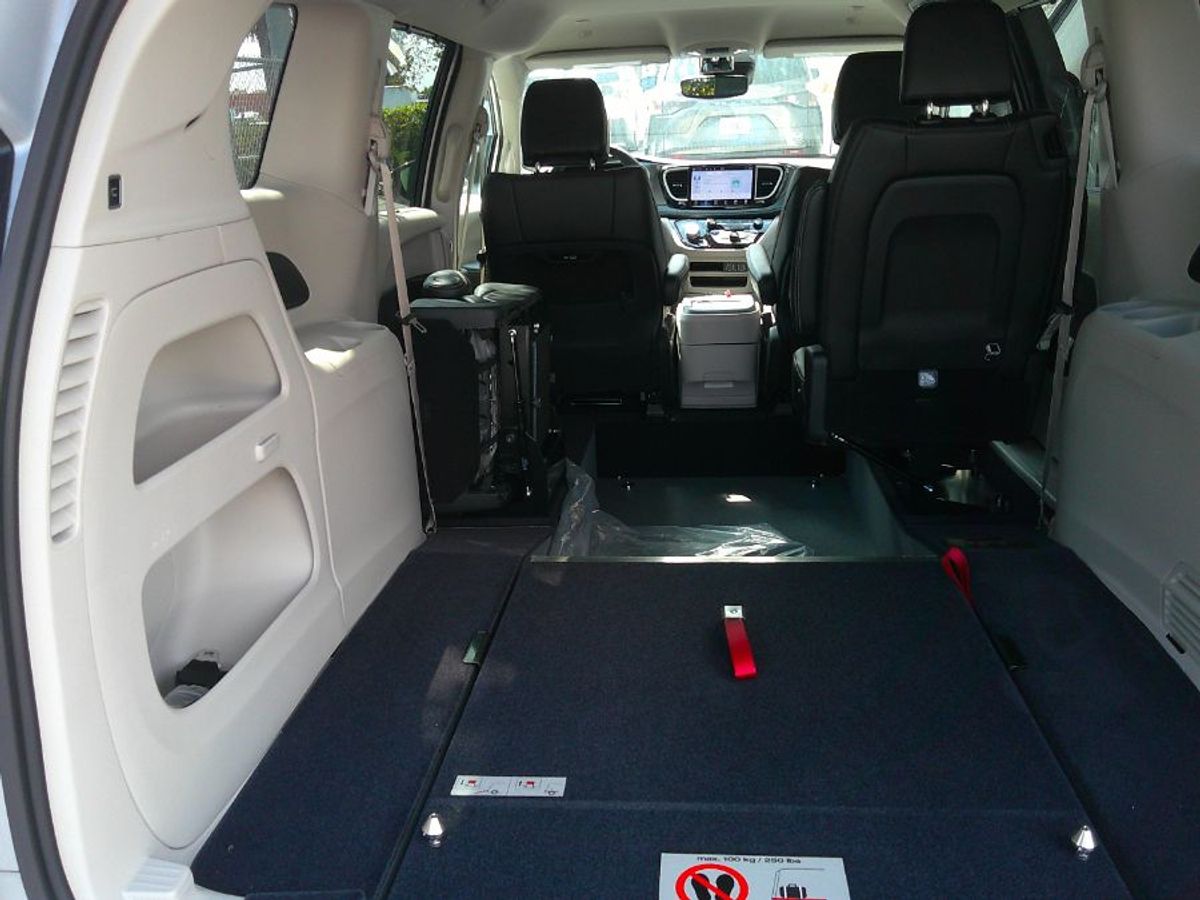 Silver Chrysler Pacifica image number 5