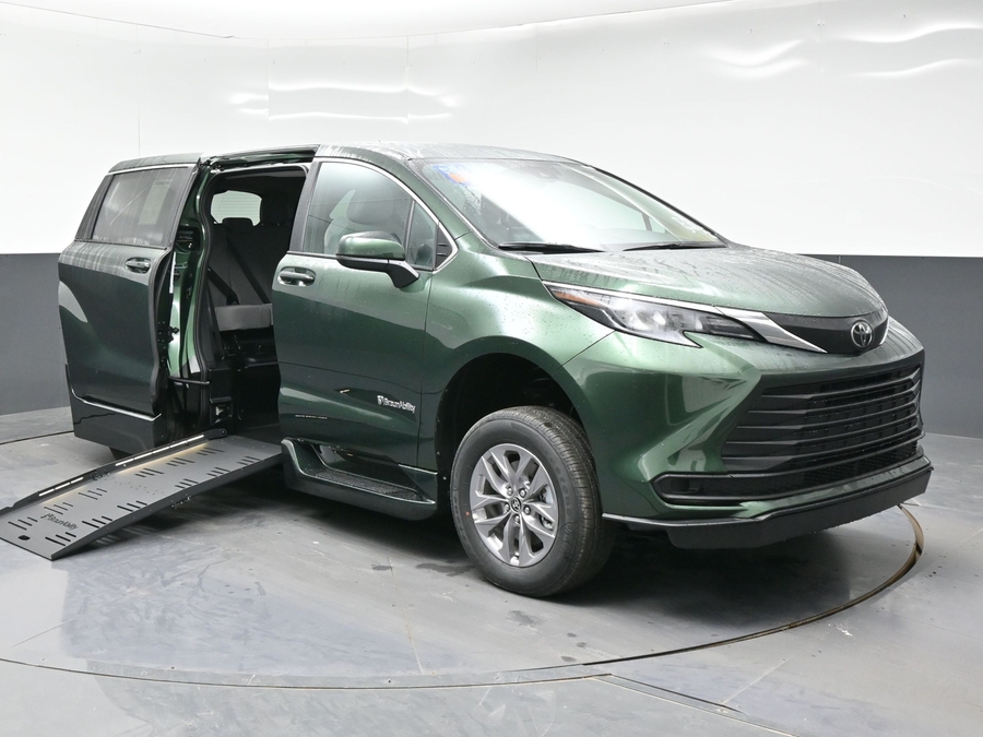 New 2026 Toyota Sienna Hybrid LE - BraunAbility Side Entry Fold Out Automatic Ramp