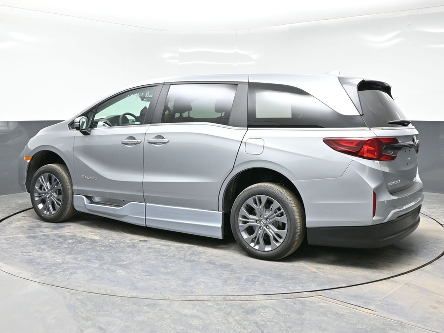 Silver Honda Odyssey image number 3