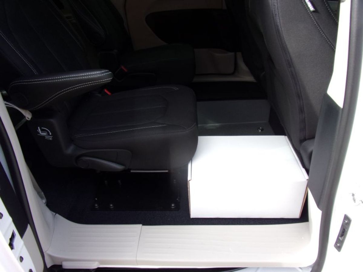White Chrysler Voyager image number 18