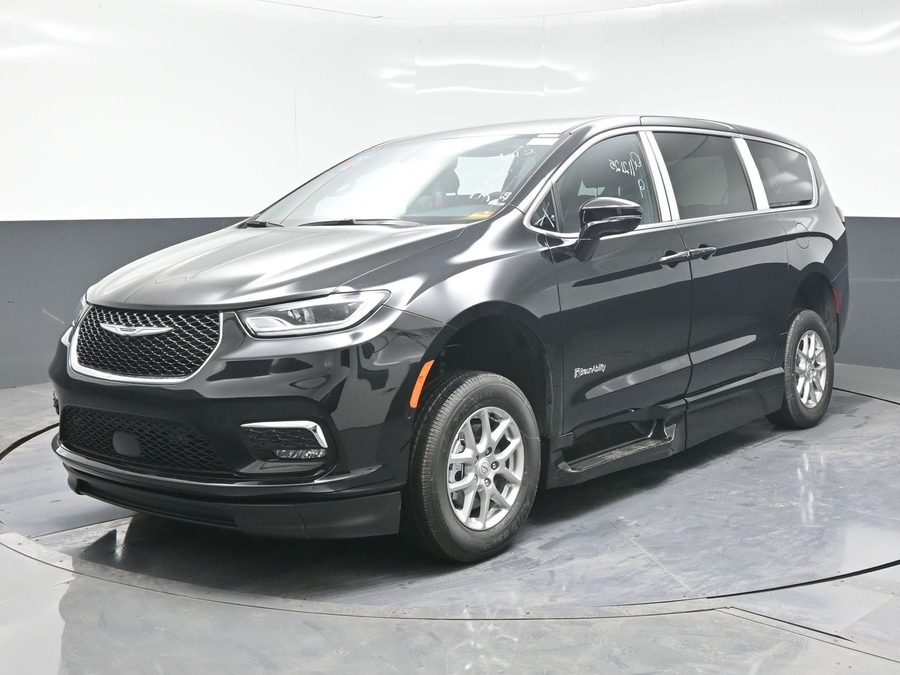 New 2025 Chrysler Pacifica Select Safety - BraunAbility Side Entry Entry Fold Out Automatic Ramp