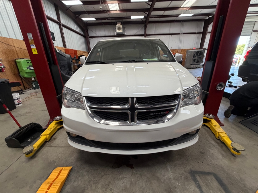 White Dodge Grand Caravan image number 4