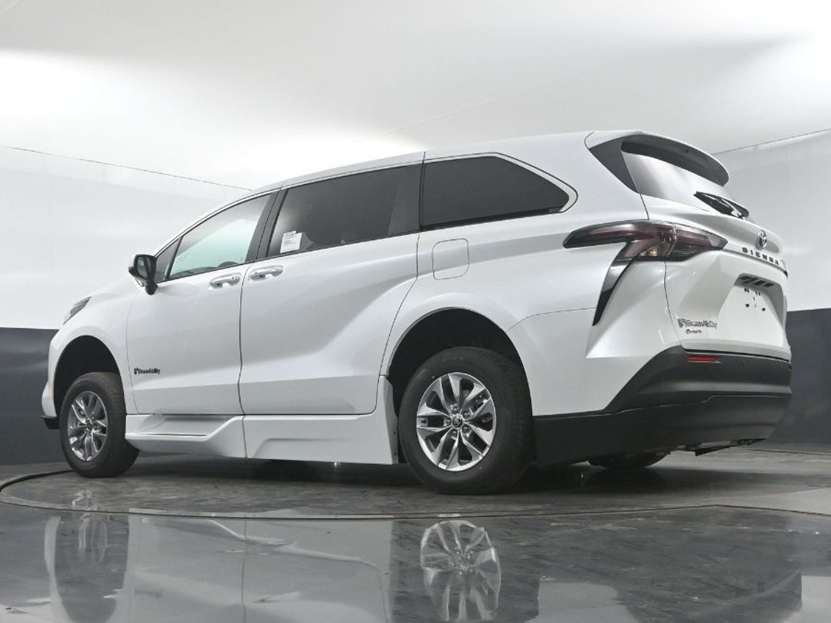 2025 TOYOTA SIENNA - Image 20