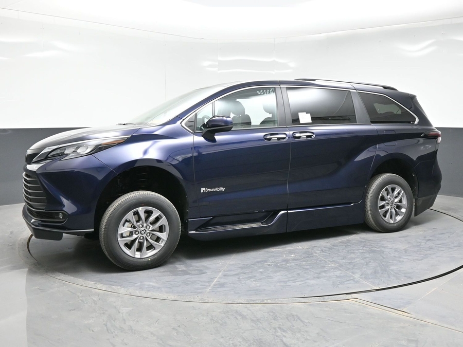 New 2026 Toyota Sienna Hybrid XLE Plus - BraunAbility Side Entry Entry Fold Out Automatic Ramp