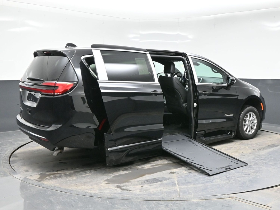 Black Chrysler Pacifica image number 6