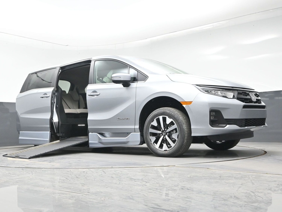 Silver Honda Odyssey image number 15