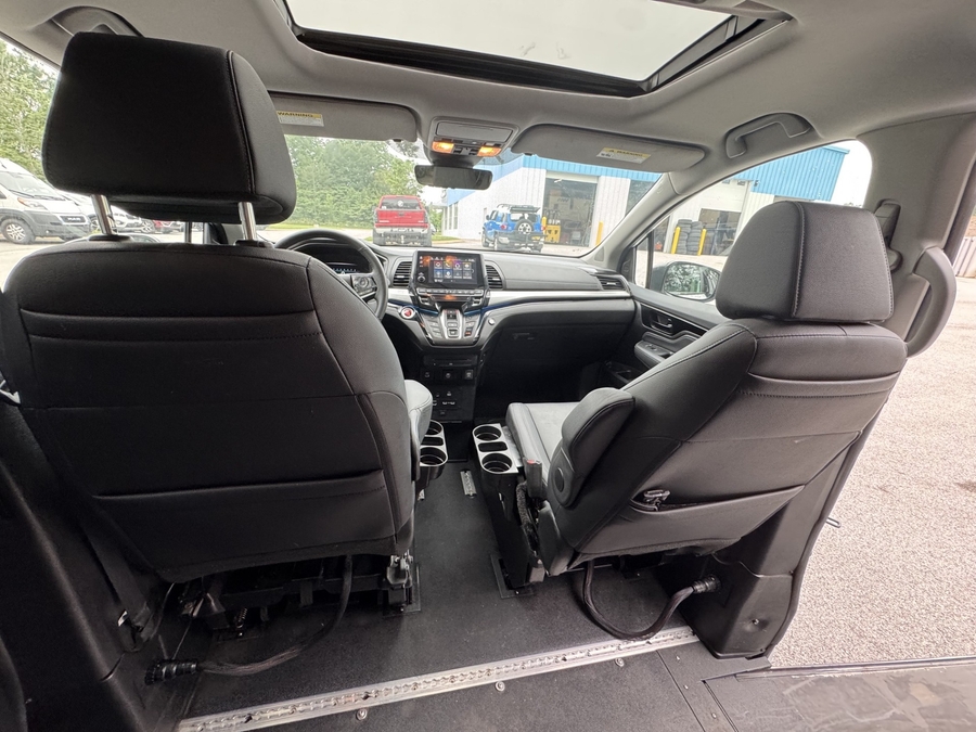 White Honda Odyssey image number 8
