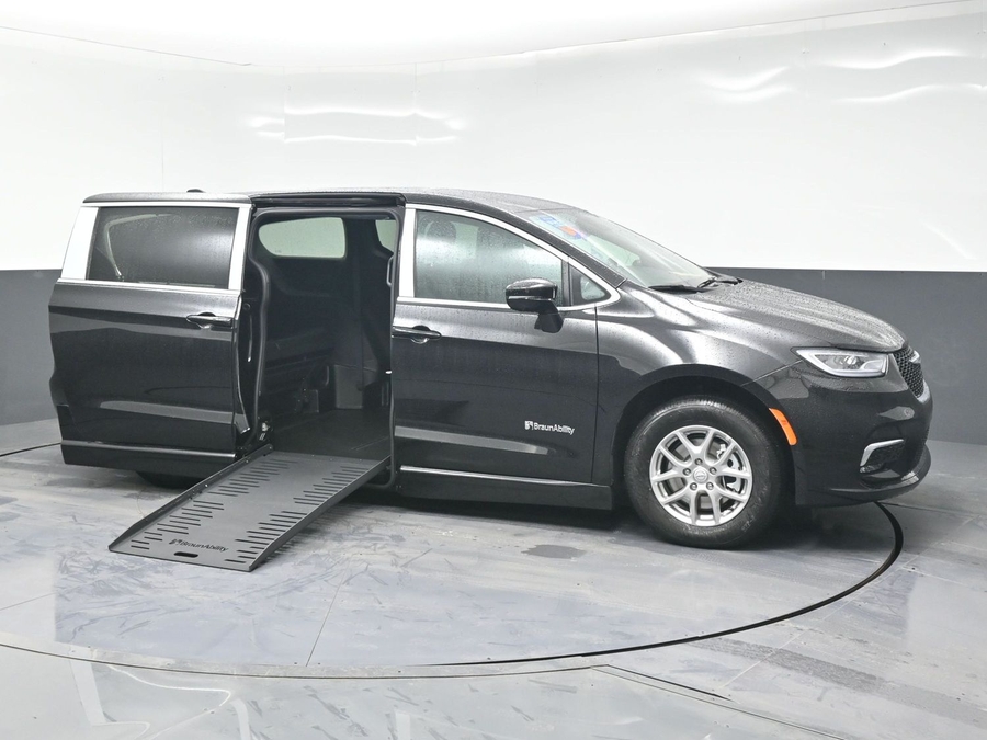 Black Chrysler Pacifica image number 3