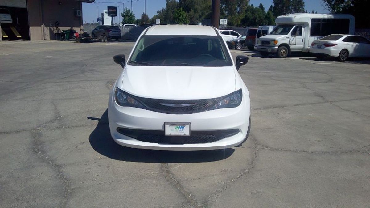 2024 CHRYSLER VOYAGER - Image 1