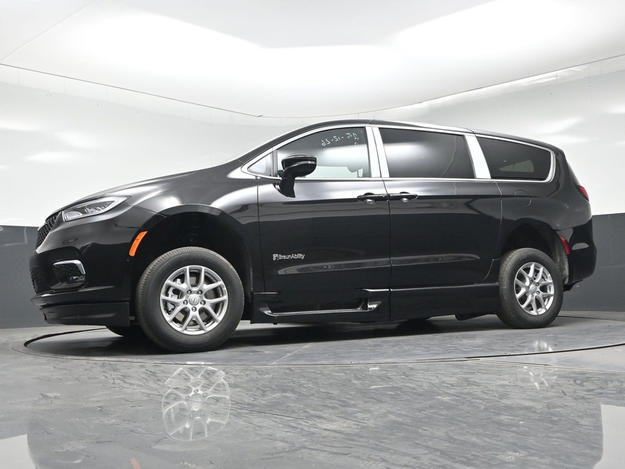 Black Chrysler Pacifica image number 16